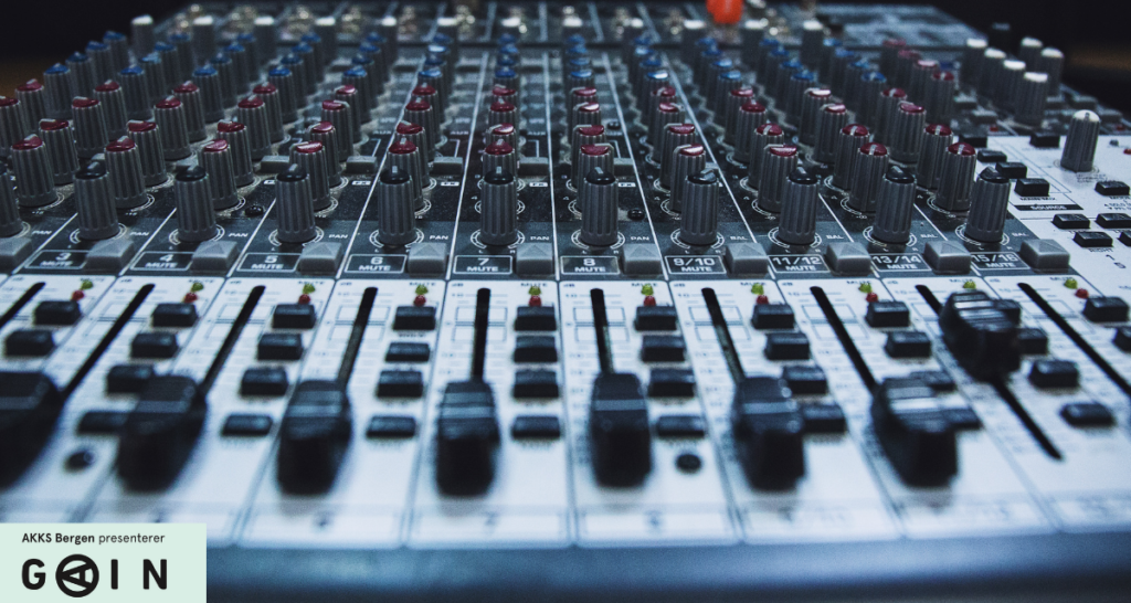 Miksebord, med volumknapper og ulike kanaler