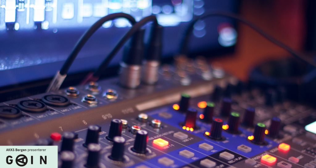 Lydmikser med kabler og en skjerm i bakgrunnen. Gain logo nederst.